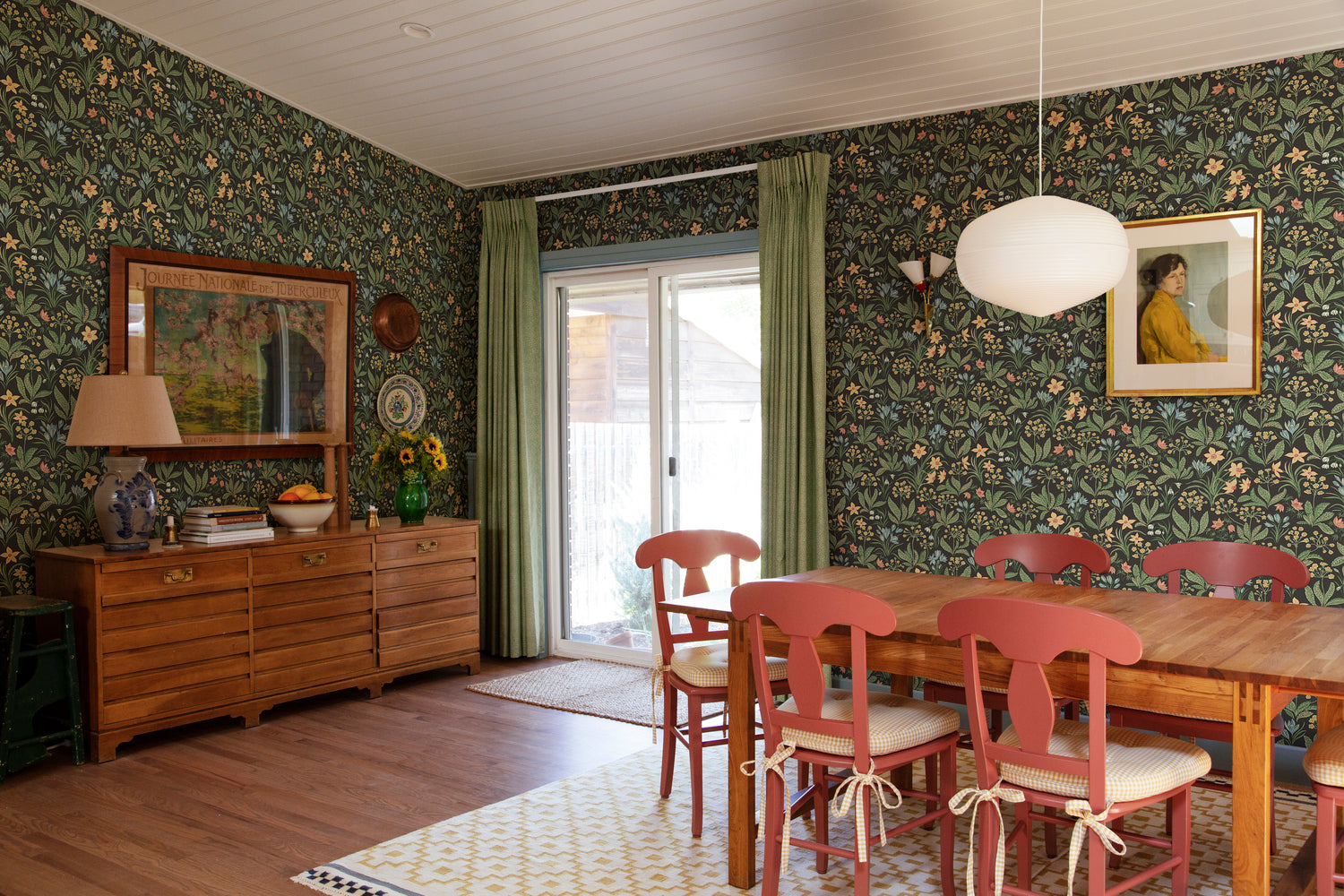 Huset i Solen dark nature wallpaper with oversized florals on black background