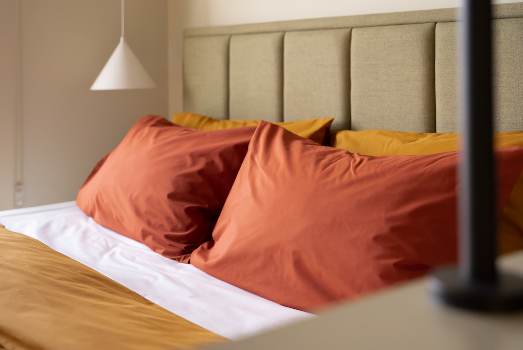 SOJAO_Crisp_Percale_Fitted_Sheets_in_Mustard_and_Clay.png