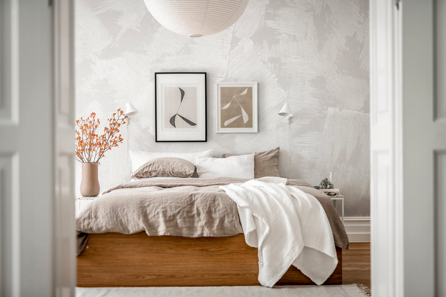 Abstract Brush Wallpaper in Beige in Cosy Sleeping Room